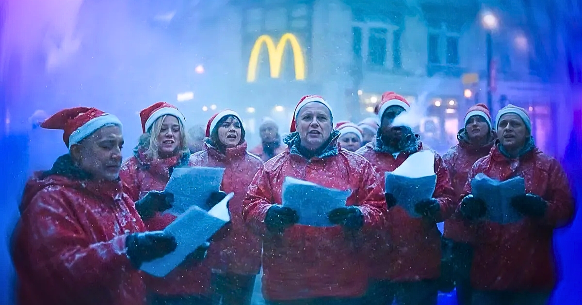 Explorando cómo las marcas equilibran la inteligencia artificial y el toque humano en campañas festivas de 2025: ejemplos, pros, contras y lecciones para marketers.